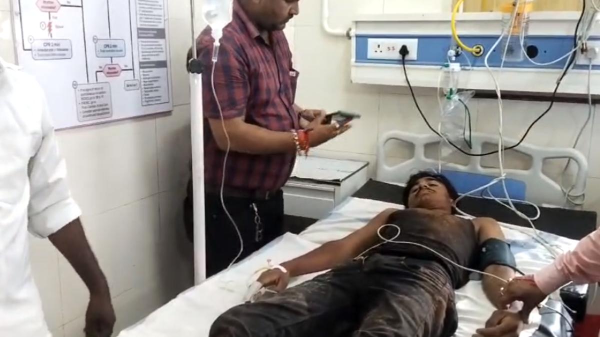 जर्जर स्कूल बिल्डिंग को तोड़ते वक्त हादसा: मलबे में दबकर 2 मजदूरों की मौत, एक की हालत गंभीर