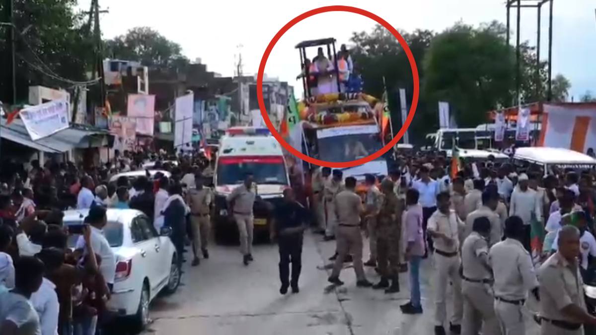 CM शिवराज ने एम्बुलेंस को रास्ता देने के लिए जन आशीर्वाद यात्रा रोकी, इधर काले झंडे दिखाने की तैयारी कर रहे कांग्रेस नेता गिरफ्तार