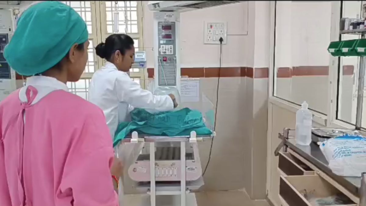 खरगोन में कलयुगी मां की करतूत: नवजात बच्चे को सड़क किनारे फेंका, राहगीरों ने पहुंचाया अस्पताल