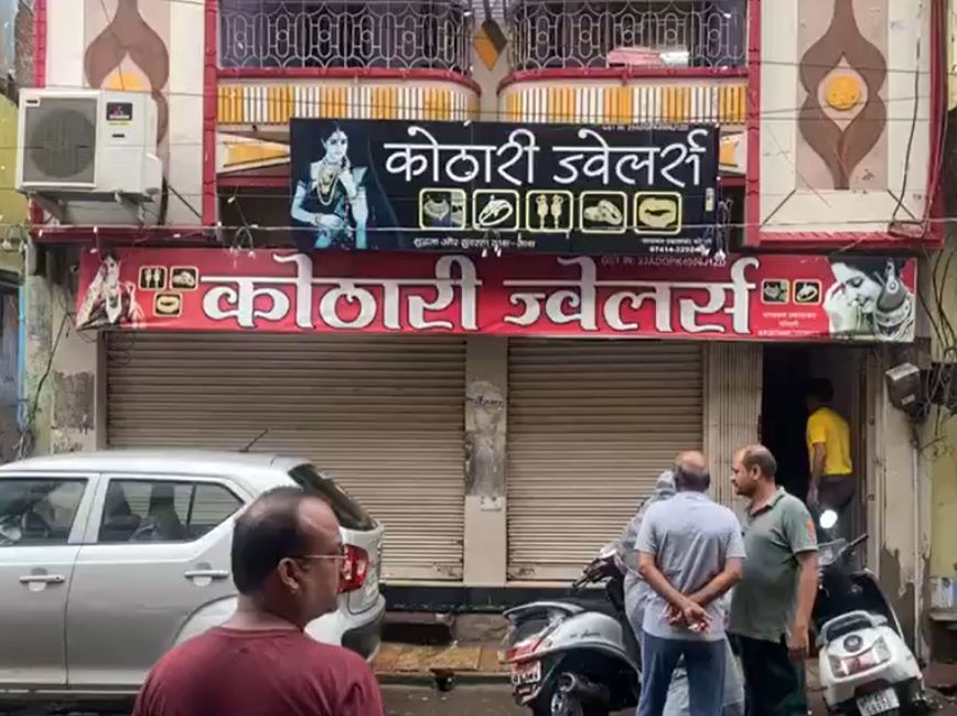 MP में 5 करोड़ की चोरीः पूर्व गृहमंत्री के भतीजे की दुकान को चोरों ने बनाया निशाना, 6 किलो सोना, 400 क्विंटल चांदी समेत CCTV कैमरे व डीवीआर भी ले उड़े बदमाश