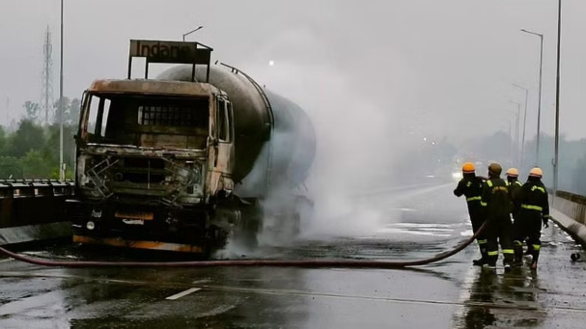 LPG गैस टैंकर में लगी भीषण आग, धू-धूकर जलती रही गाड़ी