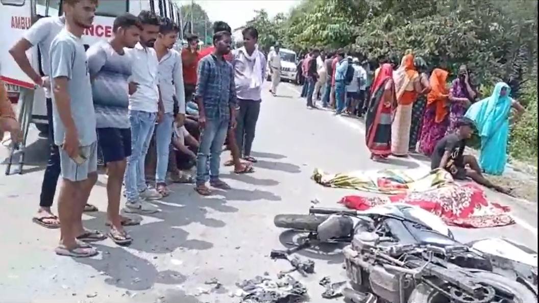 ट्रैक्टर ने बाइक सवार को कुचलाः दो युवकों की मौके पर मौत, चालक फरार, ग्रामीणों ने सड़क पर लगाया जाम
