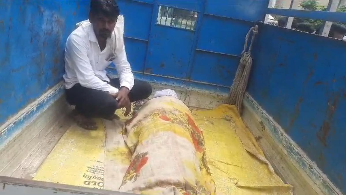 कर्ज में डूबे किसान ने लगाई फांसी: सूदखोरों पर कार्रवाई की मांग को लेकर परिजनों ने किया प्रदर्शन, 3 व्यापारियों से पूछताछ जारी