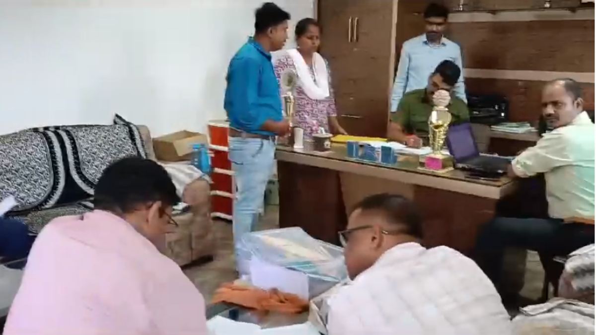 रिश्वतखोरों पर शिकंजा: टीचर और प्यून को लोकायुक्त ने किया गिरफ्तार, इस काम के लिए आवेदक से मांगे थे डेढ़ लाख
