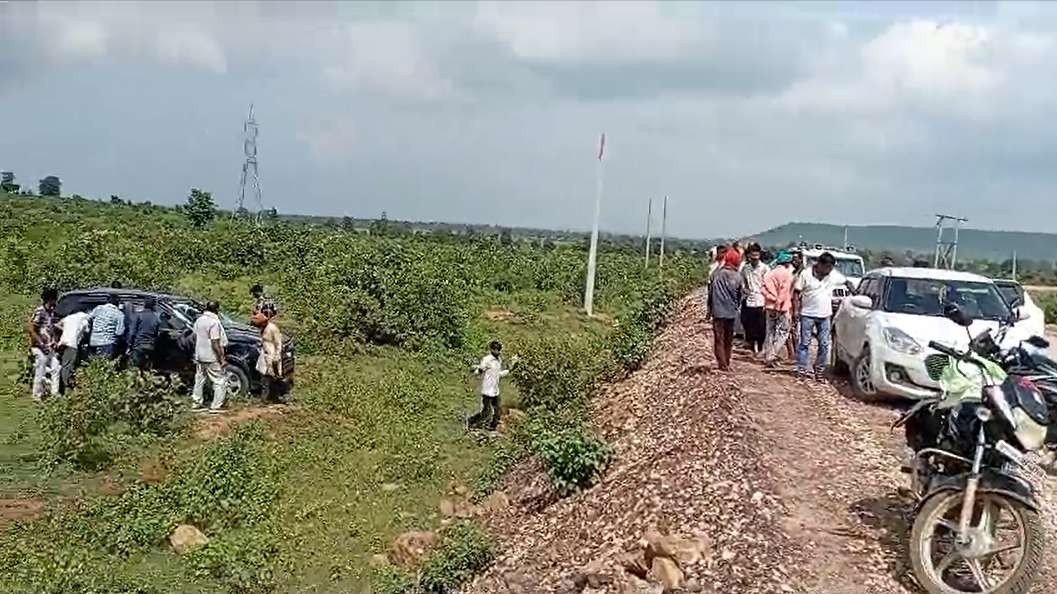 टायर फटने से सड़क किनारे खाई में गिरी कार: निर्माणी एजेंसी की बड़ी लापरवाही, कार्यस्थल पर नहीं कोई सांकेतिक बोर्ड, आधा दर्जन घायल जिला अस्पताल रेफर
