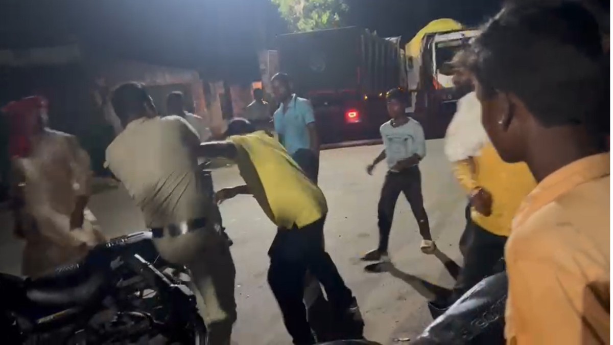बीच सड़क पुलिस के साथ दे दनादनः गाड़ी खड़ी करने पर हुआ विवाद मारपीट तक पहुंचा, वीडियो वायरल