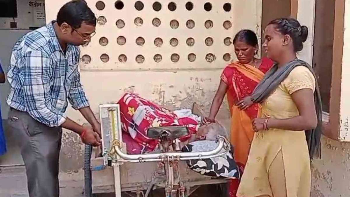 स्वास्थ्य व्यवस्था का हाल बेहाल : एंबुलेंस नहीं मिली तो ठेले पर मरीज को लेकर अस्पताल पहुंचे परिजन