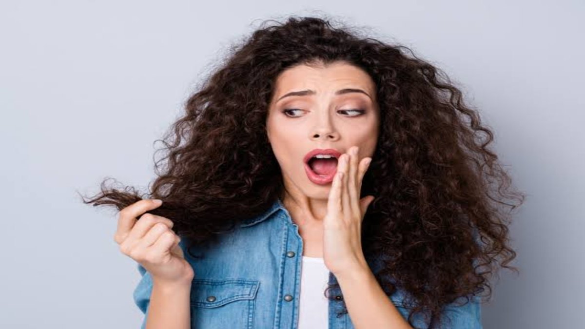 Hair Care Tips : कर्ली हेयर बढ़ाते हैं चेहरे की खूबसूरती, लेकिन इनकी करनी पड़ती है खास देखभाल …