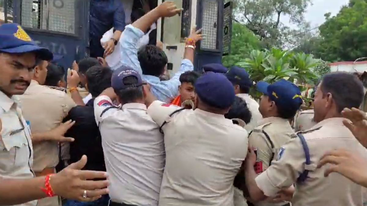 Agar Malwa: लॉ कॉलेज की मान्यता को लेकर ABVP के कार्यकर्ताओं ने हाईवे पर किया चक्काजाम, पुलिस ने बलपूर्वक हटाया