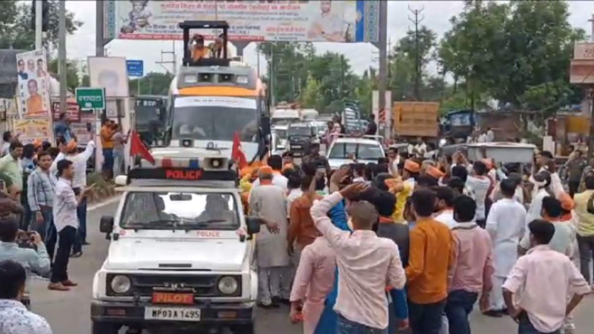 दावेदारों और नेता पुत्रों का शक्ति प्रदर्शन! भारी भीड़ जुटाकर जन आर्शीवाद यात्रा का किया स्वागत, यात्रा के दौरान करंट लगने से एक मजदूर की मौत