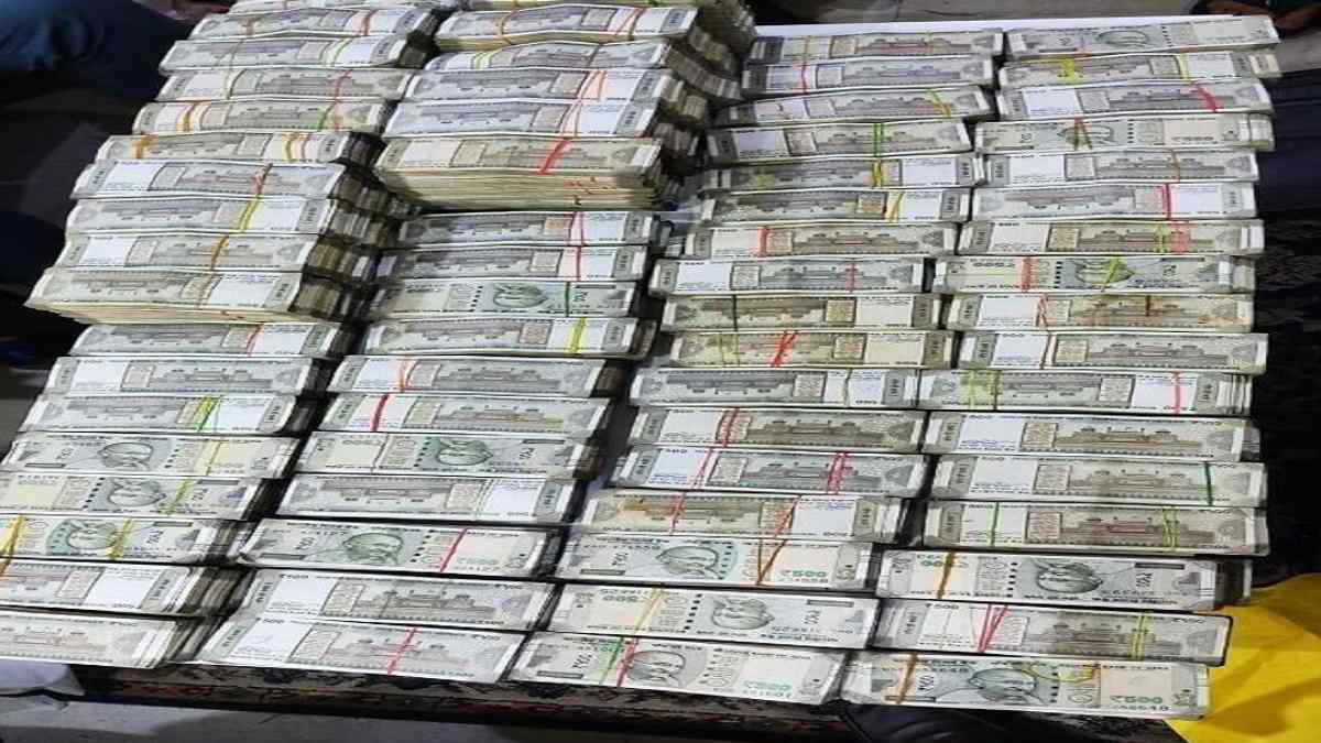 Big News : रेलवे के वरिष्ठ अधिकारी के घर में CBI ने मारा छापा, बाेरों में मिलीं नोटों की गडि्डयां, अब तक 2.61 करोड़ जब्त
