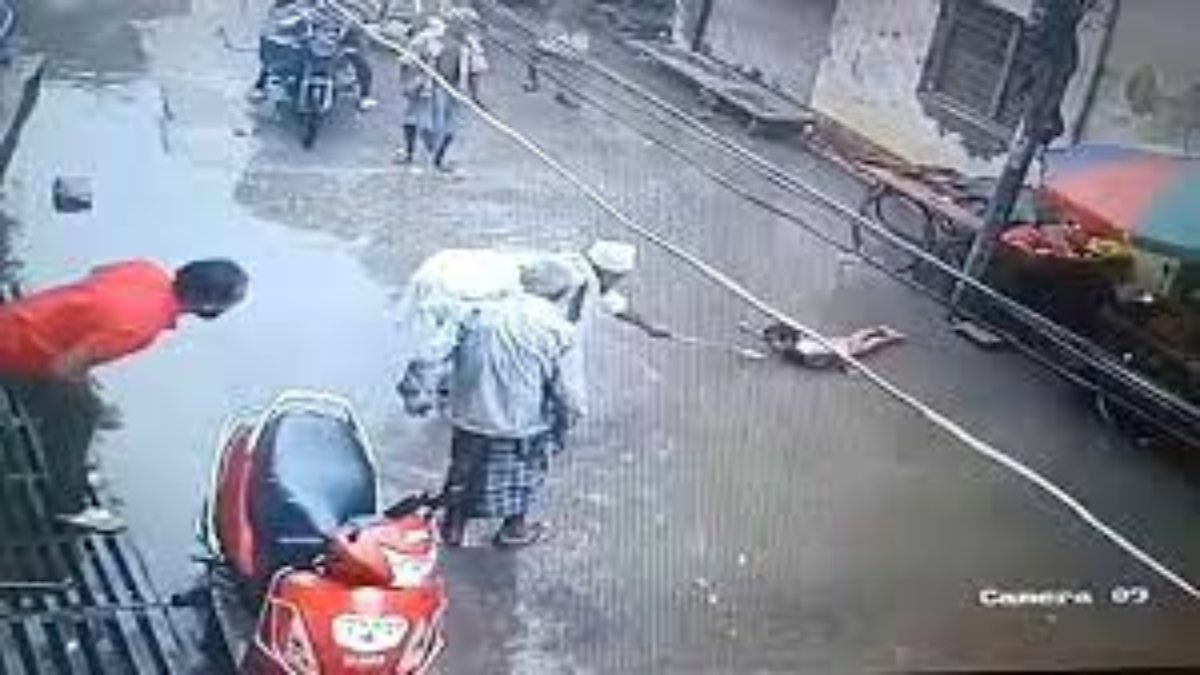 सड़क पर भरे पानी में बिजली खंभे का आया करंट, बहुत देर तक तड़प रहा था मासूम, दो बुजुर्गों ने ऐसे बचाई जान, देखें Video