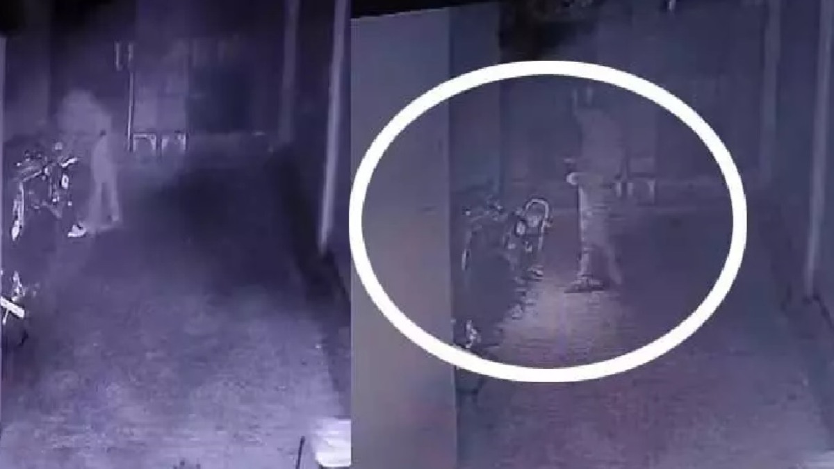 निर्दोष लोगों को फंसा रही पुलिस! युवक की बाइक में रखा तमंचा, फिर किया गिरफ्तार, CCTV से हुआ खुलासा