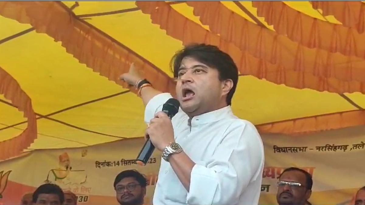 जन आशीर्वाद यात्रा में कांग्रेस पर बरसे सिंधिया: कहा- कोरोना काल में अभिनेता-अभिनेत्री के साथ फोटो खिंचवाने में बिजी थे कमलनाथ