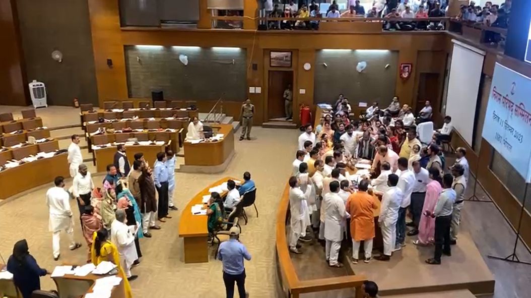 भोपाल नगर निगम परिषद की बैठक रही हंगामेदारः नाम बदलने का प्रस्ताव पास, विपक्ष ने किया वॉक आउट
