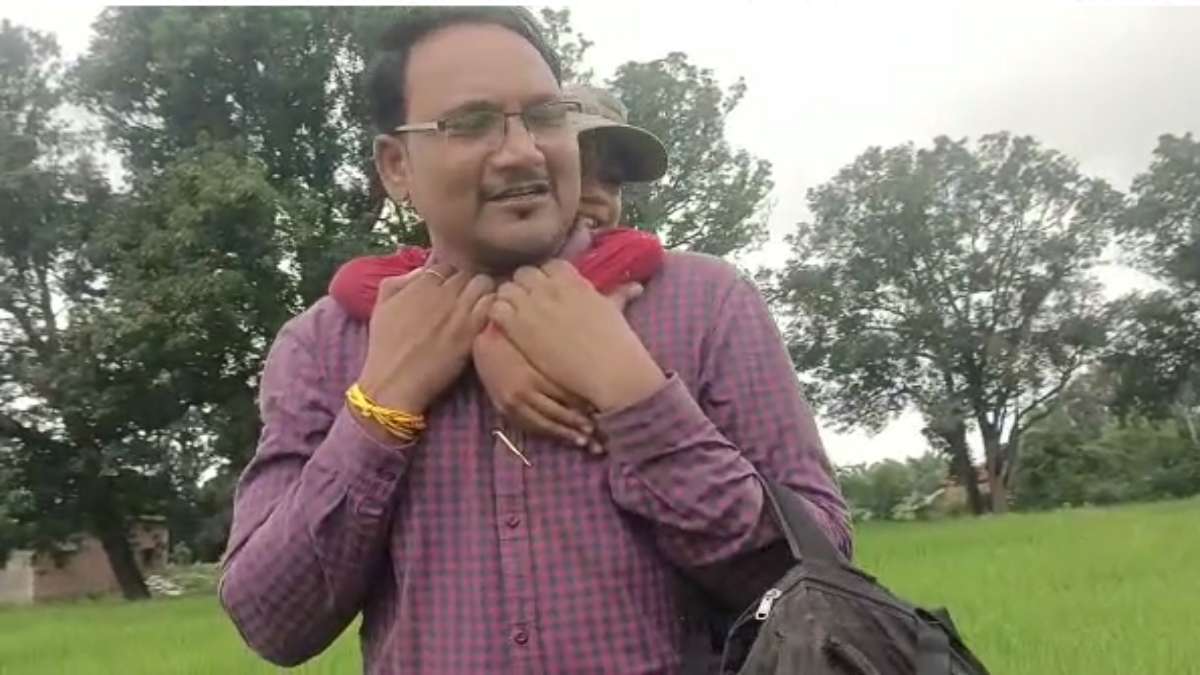 स्कूल तक पहुंचने के लिए नहीं है सड़क: दिव्यांग छात्र को कंधे में बैठाकर ले जाते हैं शिक्षक, ताकि उसकी पढ़ाई ना छूटे