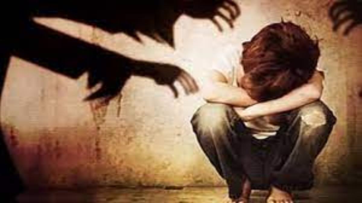 नाबालिग छात्र के साथ पड़ोसी ने किया कुकर्म: VIDEO बनाकर ब्लैकमेल कर वसूले रुपए, ऐसे खुला राज, मामला दर्ज  