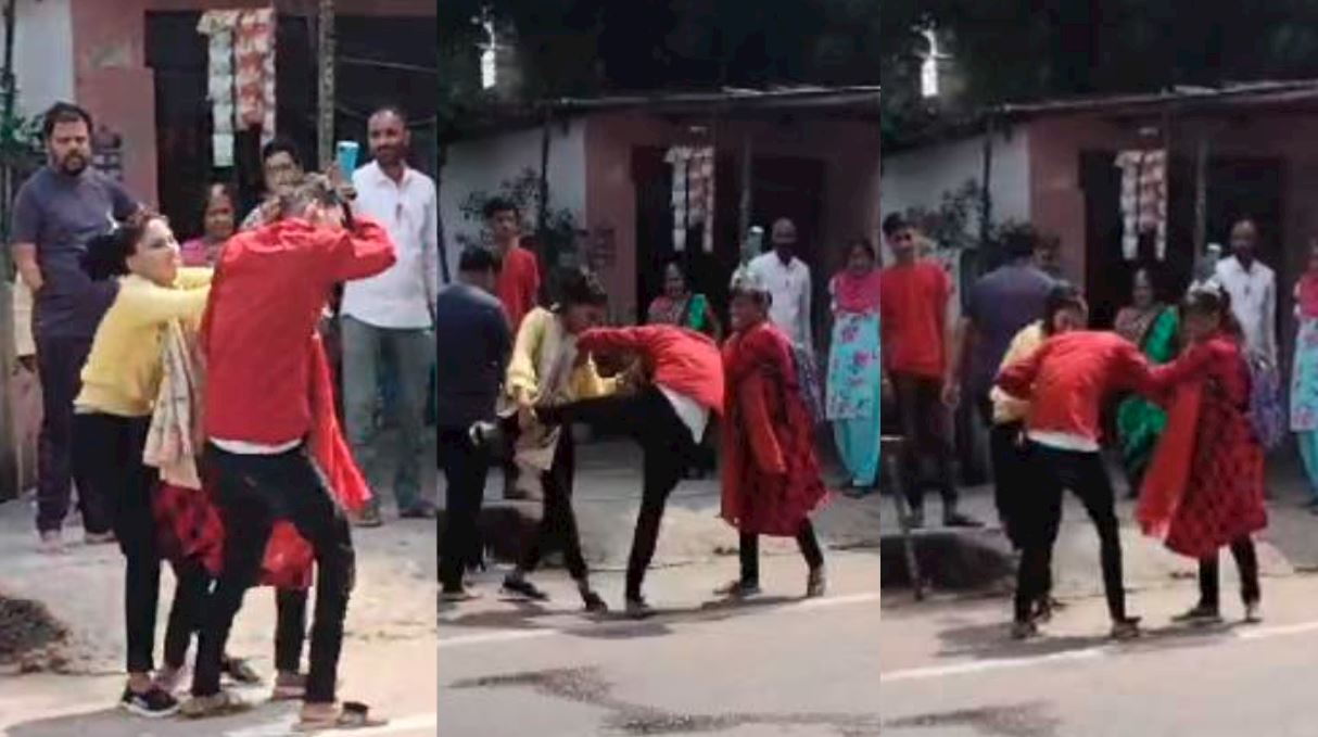 छेड़छाड़ करने वाले आवारा मनचले की पिटाई: लड़कियों ने बीच रास्ते में सिखाया सबक, यहां देखें वीडियो…