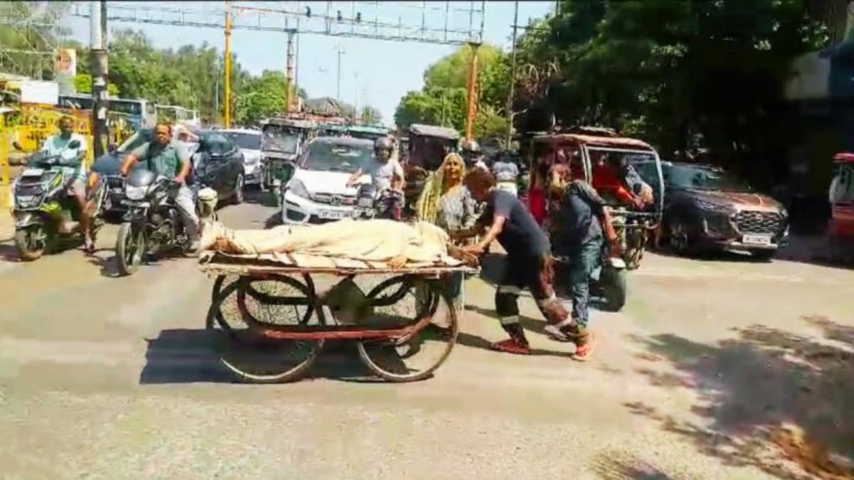 बेटे की लाश ठेले पर लेकर घूमी मां; भाई के पास अर्थी के पैसे नहीं थे, पुलिस ने चंदा जुटाकर कराया अंतिम संस्कार