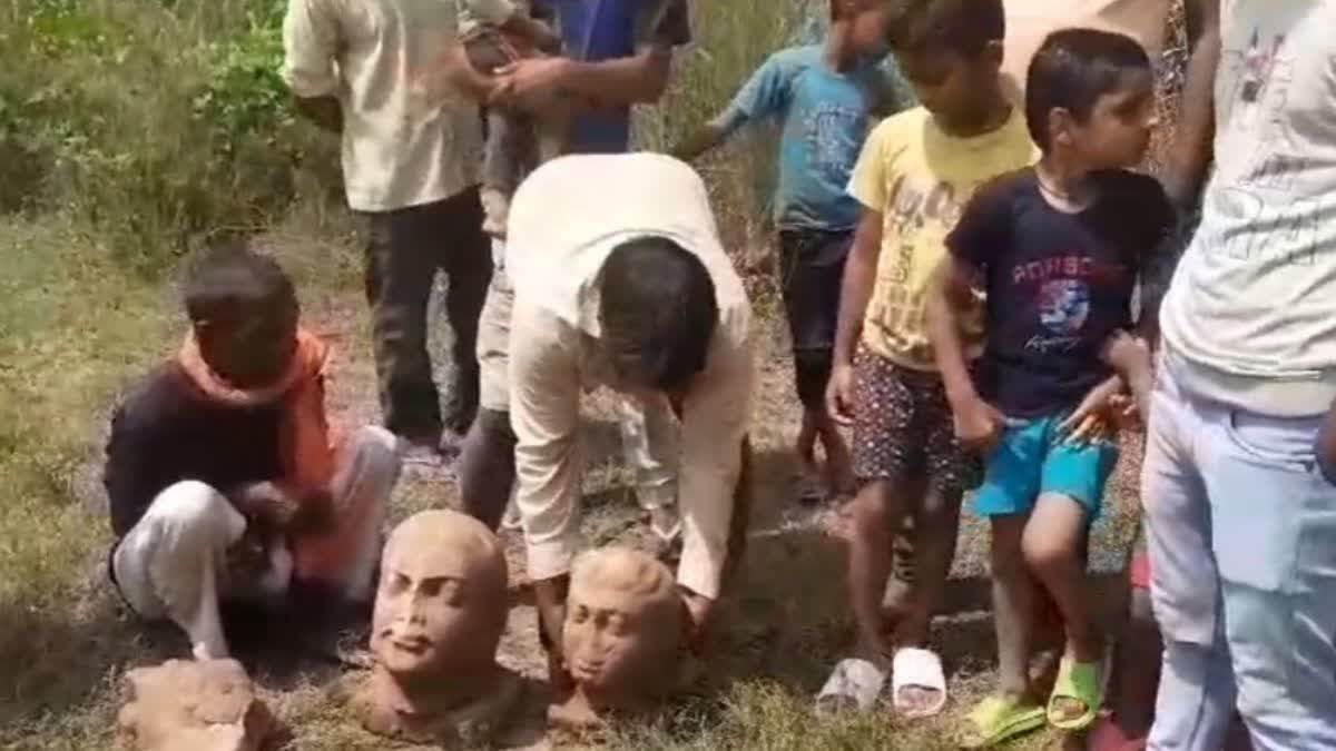 यहां खुदाई के दौरान निकली राजा रानी की मूर्तियां, उत्साहित ग्रामीणों ने JCB लगाकर खुदवाई जमीन
