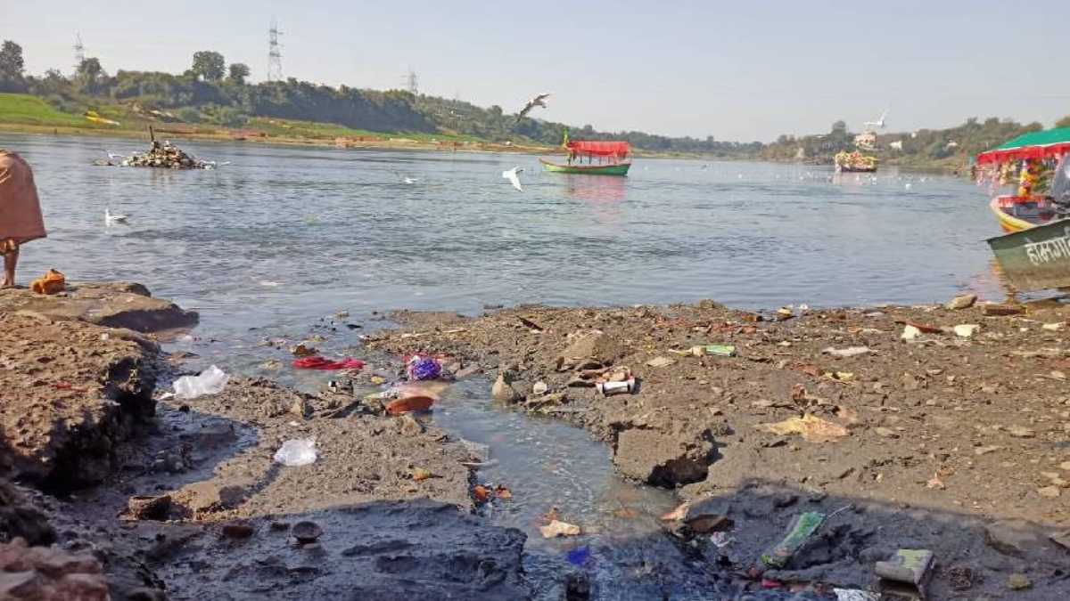 नर्मदा नदी में प्रदूषण पर NGT की सख्ती: 11 जिलों के कलेक्टर और 14 नगरी निकाय अधिकारियों को भेजा नोटिस, 30 दिन के अंदर मांगी रिपोर्ट