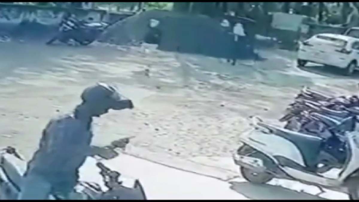 Jabalpur News: स्कूल टीचर पर छात्र ने कराया हमला, भागते हुए Video आया सामने, दो नाबालिग हिरासत में