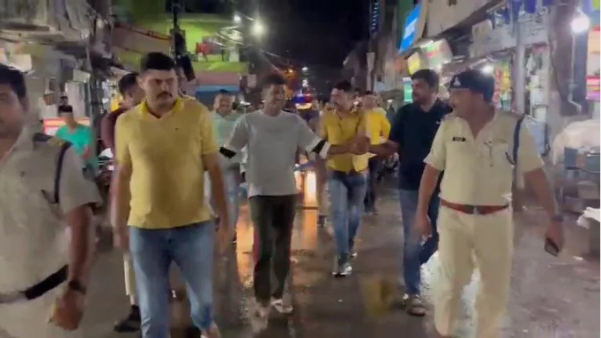 हत्या के आरोपी का पुलिस ने निकाला जुलूसः चाकू गोदकर उतारा था मौत के घाट, अन्य बदमाशों की तलाश