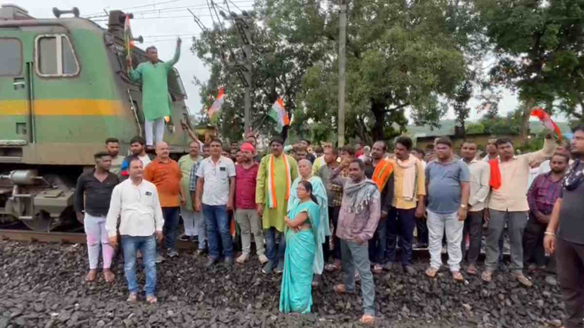 ट्रेनों को रद्द किए जाने के विरोध में कांग्रेस का रेल रोको आंदोलन, पटरी पर लेट नारेबाजी कर कांग्रेसियों ने किया गुस्से का इजहार