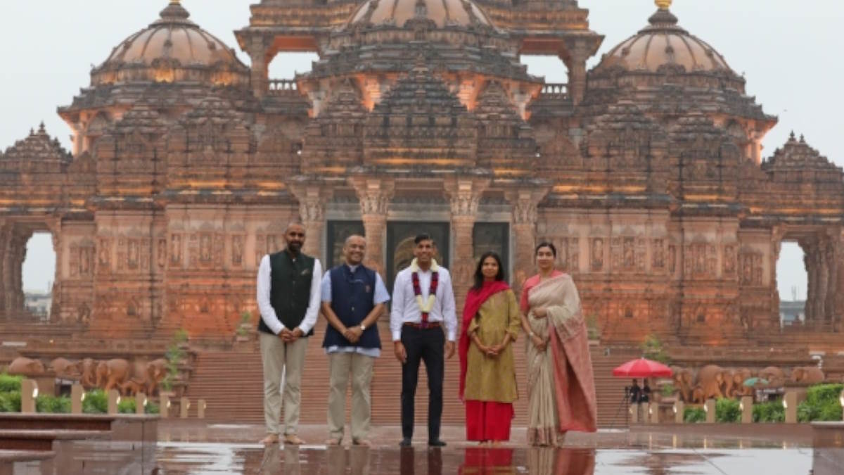यूनाइटेड किंगडम के प्रधानमंत्री ऋषि सुनक पत्नी अक्षता के साथ पहुंचे अक्षरधाम मंदिर, मंदिर भ्रमण के साथ किए भगवान के दर्शन