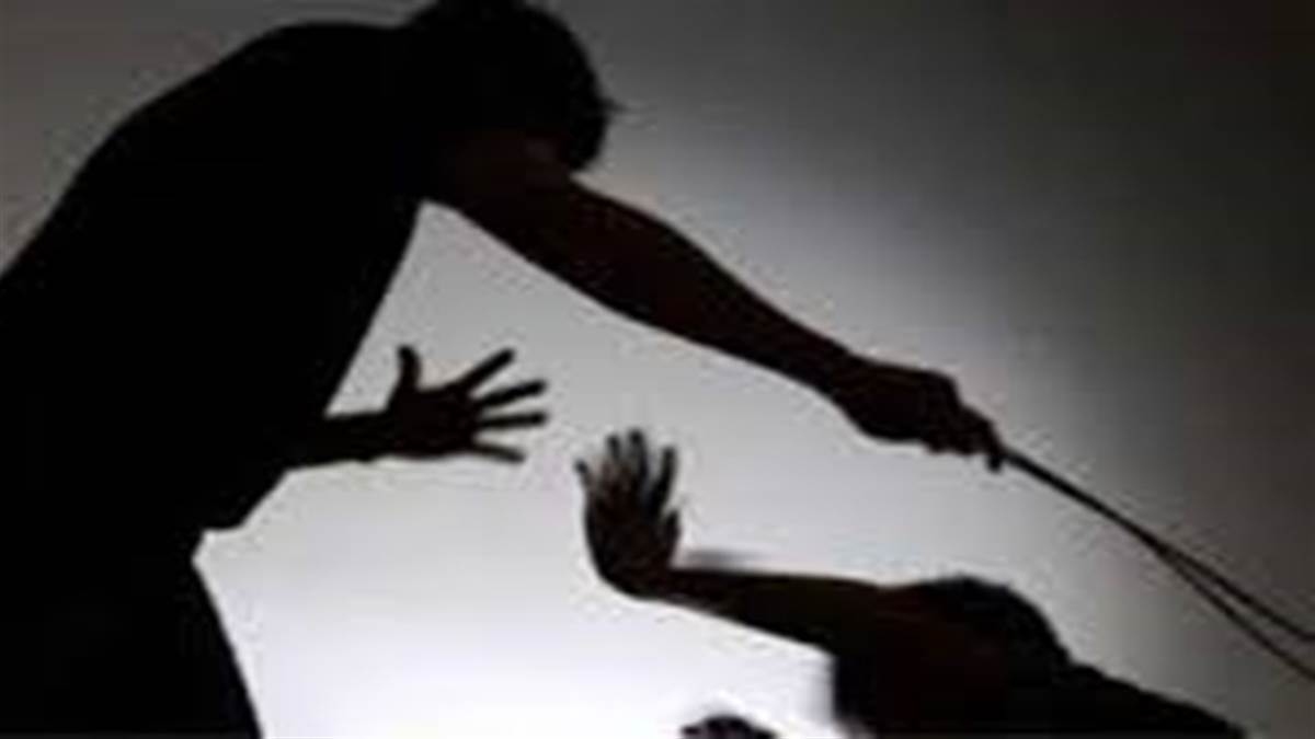 क्लास में टीचर ने की मासूम बच्चे की जमकर पिटाई, हालत गंभीर होने पर अस्पताल में कराना पड़ा भर्ती