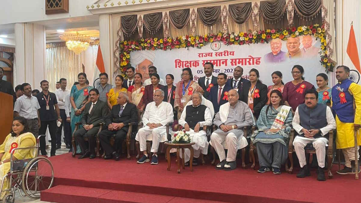 शिक्षक दिवस पर 48 शिक्षकों का किया गया सम्मान, चार शिक्षकों को मिला प्रदेश के दिग्गज साहित्यकारों से नाम पर स्मृति पुरस्कार