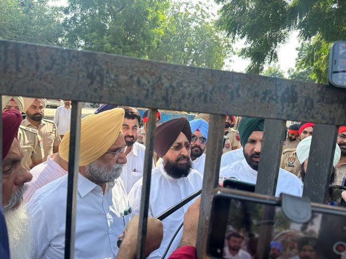 Sukhpal Khaira से मिलने पहुंचे पंजाब कांग्रेस प्रधान अमरिंदर सिंह राजा वड़िंग और विधानसभा नेता प्रतिपक्ष प्रताप बाजवा, पुलिस वालों ने नहीं खोला दरवाजा