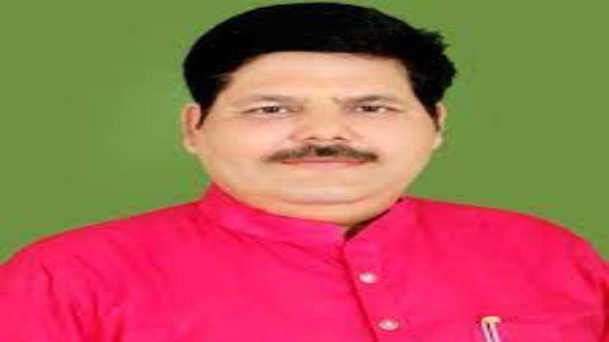 बीजेपी उम्मीदवार के खिलाफ आचार संहिता उल्लंघन का आरोप: धार्मिक मंच से समर्थक ने मांगे वोट, Video Viral