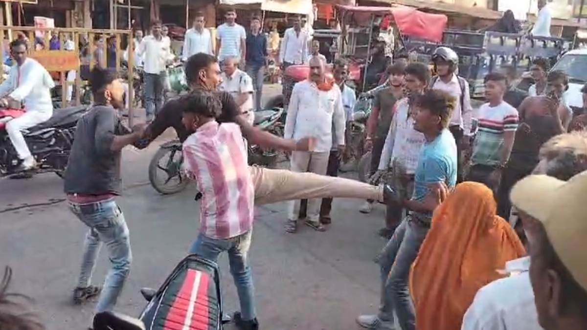 सड़क पर भिड़े जीजा-साले: दोनों के बीच जमकर चले लात-घुसे, VIDEO वायरल, इस बात को लेकर हुआ था विवाद