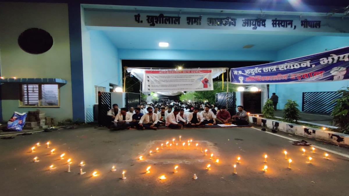 MP में आमरण अनशन पर बैठे 8 जूनियर डॉक्टरों की तबीयत बिगड़ी: मेडिकल टीम कर रही चेकअप, इन मांगों को लेकर कर रहे आंदोलन