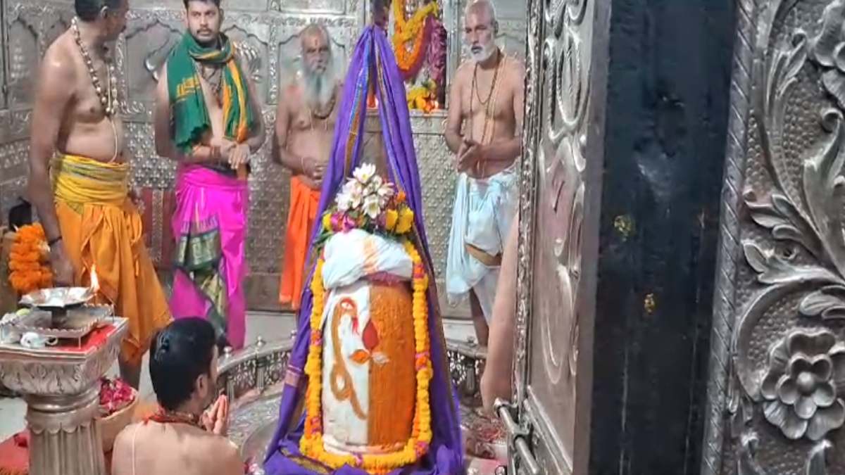 IND VS PAK Match: भारत-पाकिस्तान मैच को लेकर महाकाल मंदिर में पूजन अभिषेक, पंडे पुजारियों ने विशेष मंत्र उच्चारण के साथ की जीत की दुआ