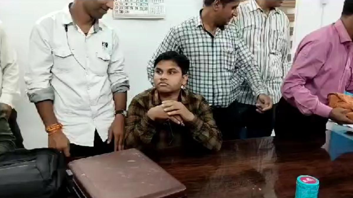 MP में कृषि विस्तार अधिकारी रिश्वत लेते गिरफ्तार: इस काम के लिए मांगी थी घूस, लोकायुक्त ने रंगे हाथों पकड़ा