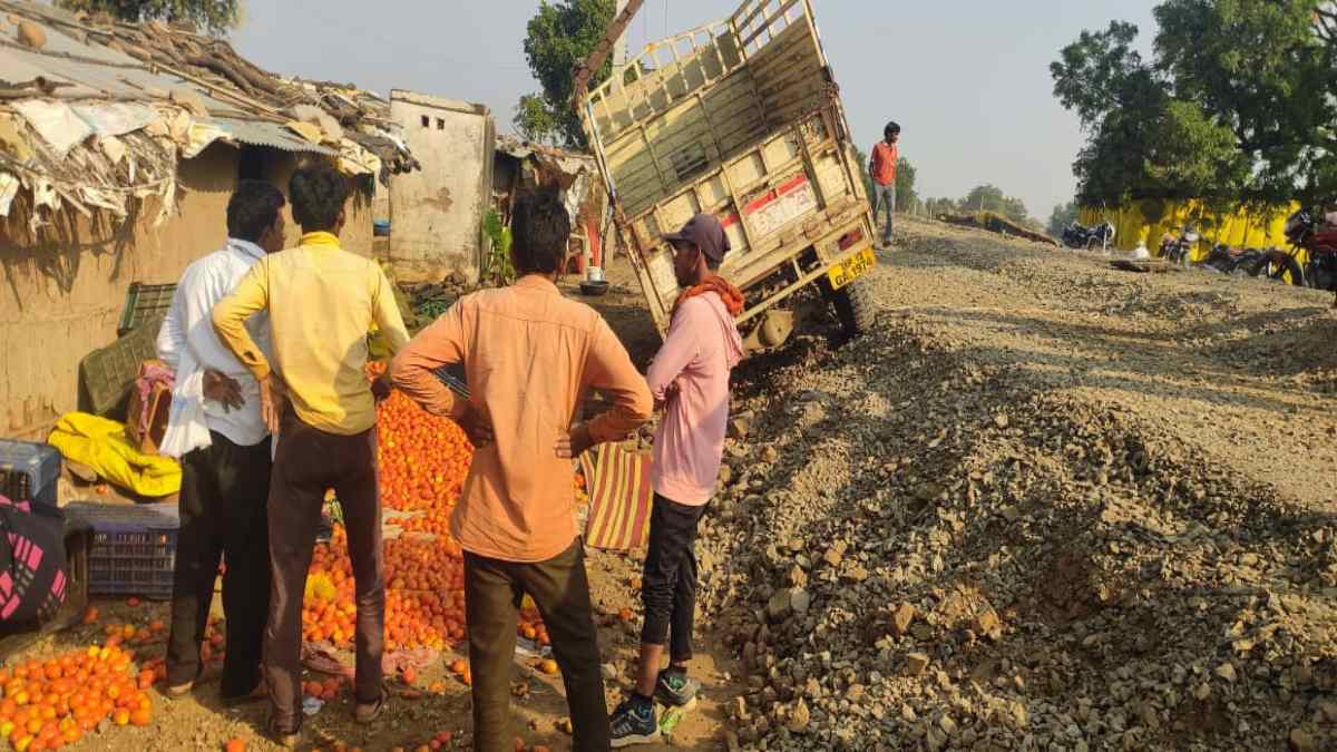 तेज रफ्तार का कहर: टमाटर से भरी पिकअप पलटी, सड़क किनारे सो रहे युवक की मौत, 4 गंभीर घायल