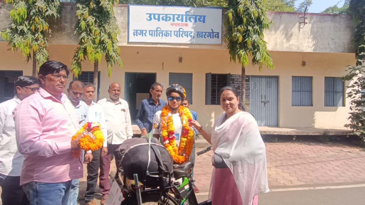 खरगोन पहुंची NEWS 24 MP–CG और लल्लूराम डॉट कॉम की “वोट यात्रा”: बनाओ कीर्तिमान, सबसे अधिक मतदान का आयोजन, पालिका अधिकारियों समेत बुद्धिजीवी हुए शामिल