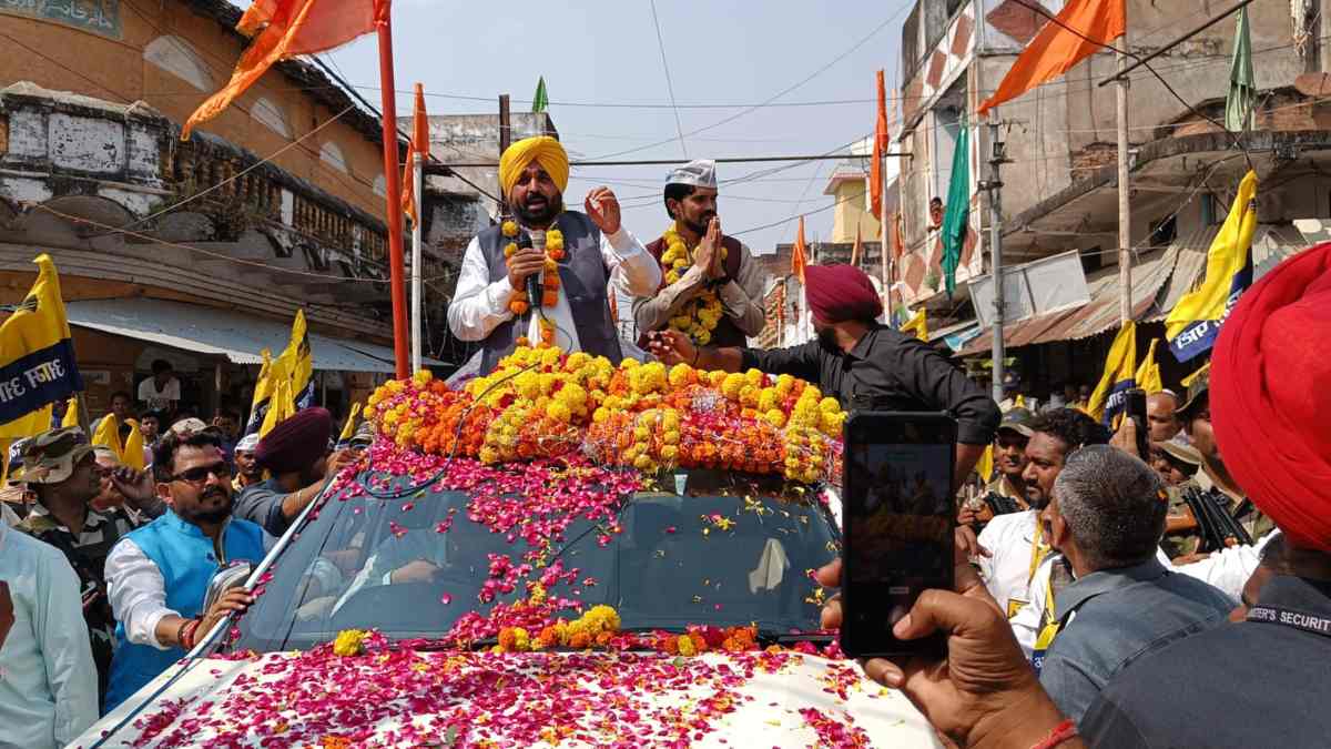 MP Elections 2023: नामांकन दाखिल में पहुंचे पंजाब सीएम भगवंत मान, बोले- बीजेपी-कांग्रेस 4 साल जनता को लूटते और आखिरी साल में पकड़ा देते है लॉलीपॉप