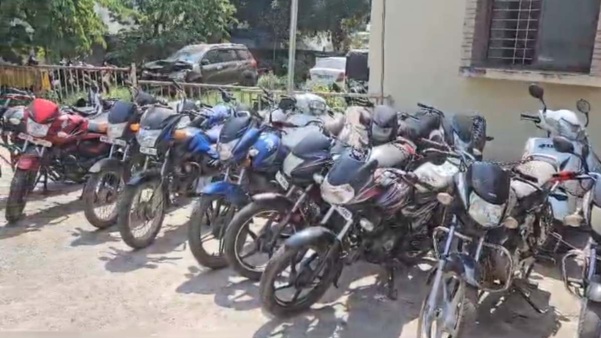 बाइक चोर गिरोह का पर्दाफाश: 5 शातिर चोर चढ़े पुलिस के हत्थे, 24 वाहन जब्त, खरीदने वालों पर भी केस दर्ज