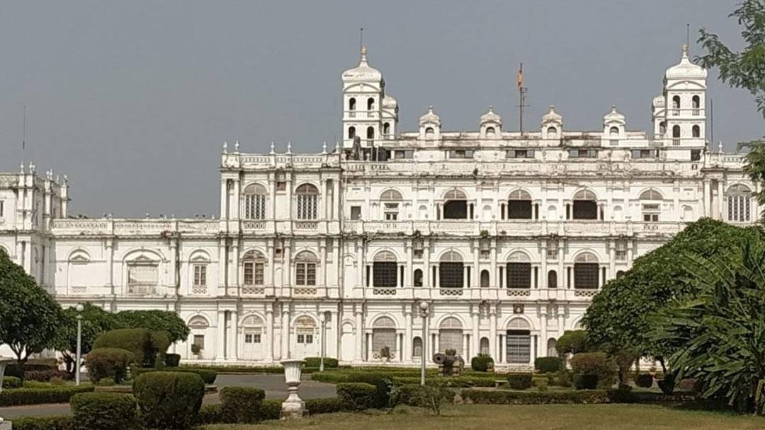 MP election 2023: केंद्रीय मंत्री सिंधिया के महल का घेराव, सुरक्षा गार्ड के साथ भिड़े कार्यकर्ता, मुख्य दरवाजे के सामने धरना शुरू