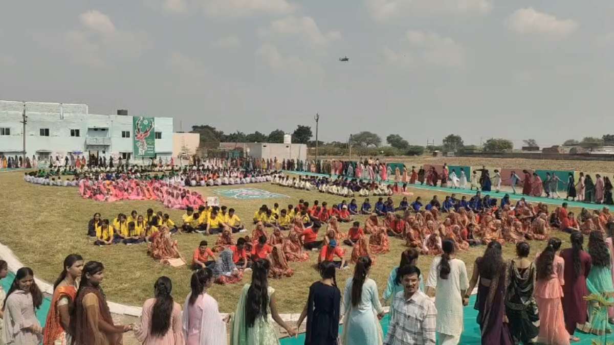 मतदाता जारूकता अभियान: मानव शृंखला बनाकर स्टूडेंट्स ने मतदान के लिए किया प्रेरित, निर्वाचन अधिकारी ने दिलाई शपथ