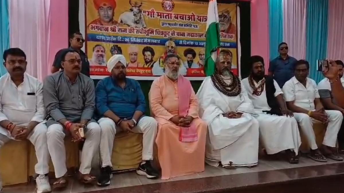 ‘गौ माता बचाओ यात्रा’ पहुंची धारः कंप्यूटर बाबा ने सरकार पर साधा निशाना, बोले- गाय वोट नहीं देती इसलिए उनके लिए कोई योजना नहीं