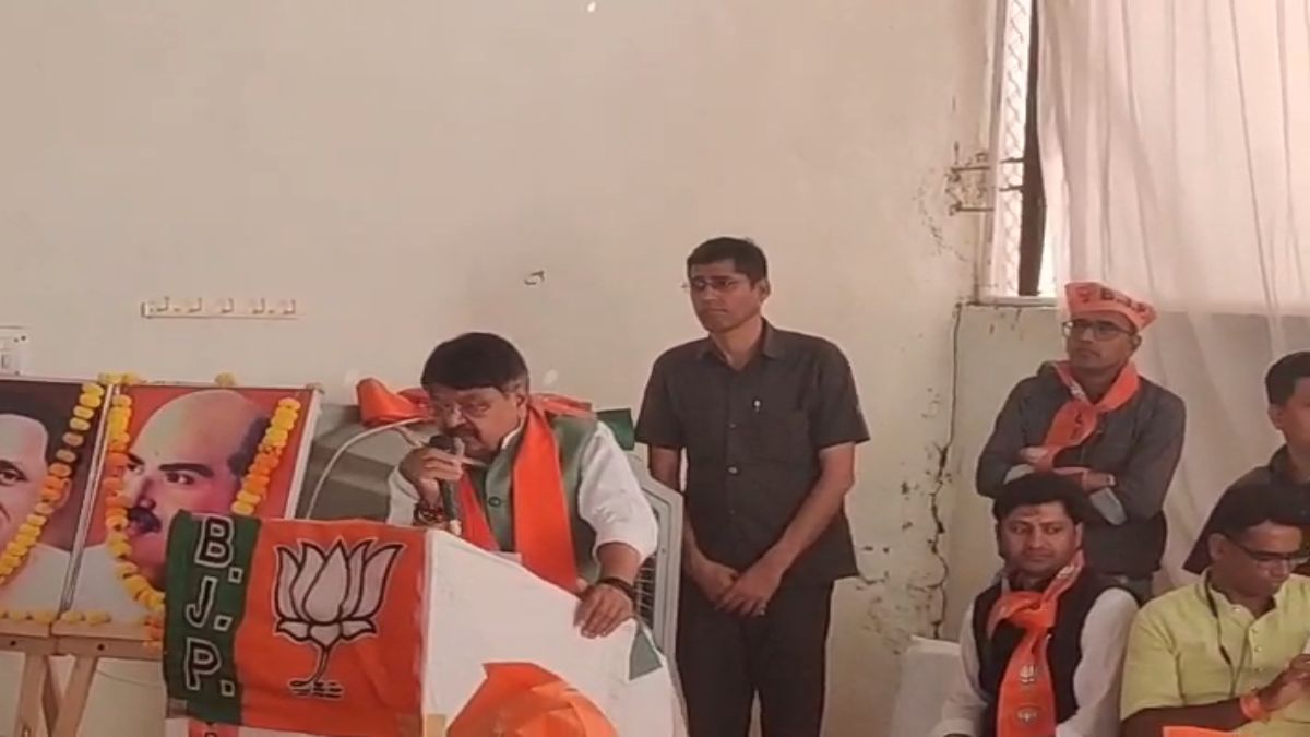 प्रियंका पर कैलाश का करारा प्रहार: MP में जातिगत जनगणना को लेकर विजयवर्गीय बोले- अंग्रेजों के तर्ज पर फूट डालो और राज करो की राजनीति कर रहीं