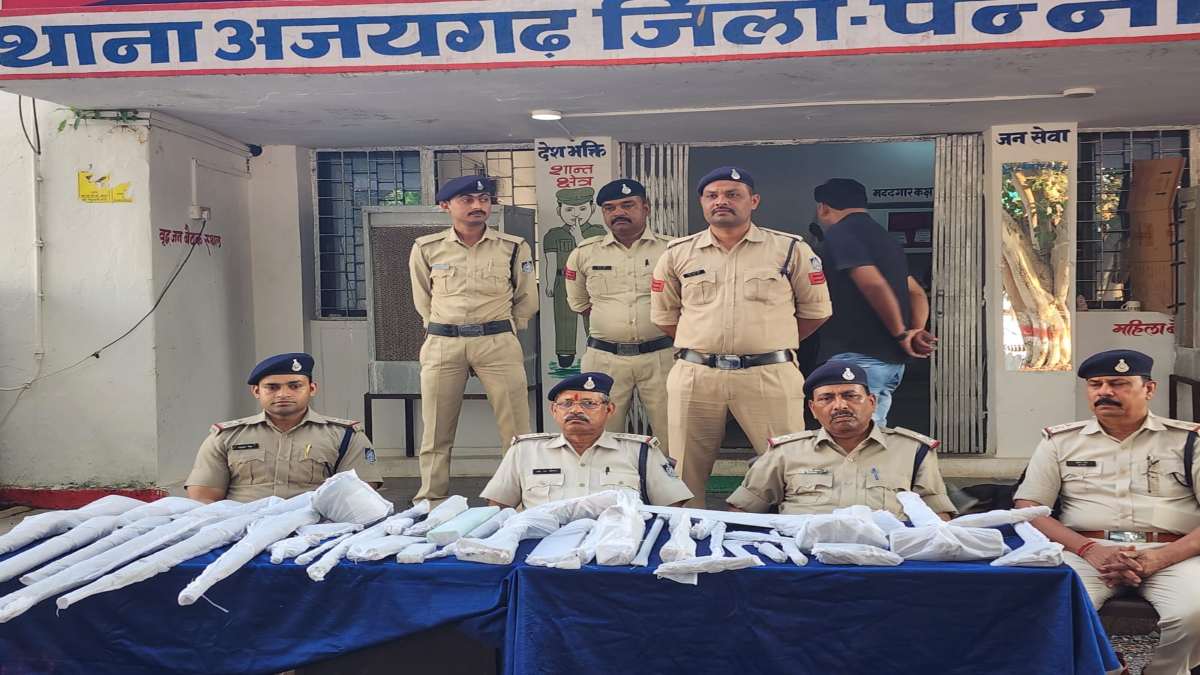 अवैध हथियार बनाने वाली फैक्ट्री पर पुलिस का छापा: दो आरोपी गिरफ्तार, बंदूक और देशी कट्टे के साथ अन्य सामग्री जब्त     