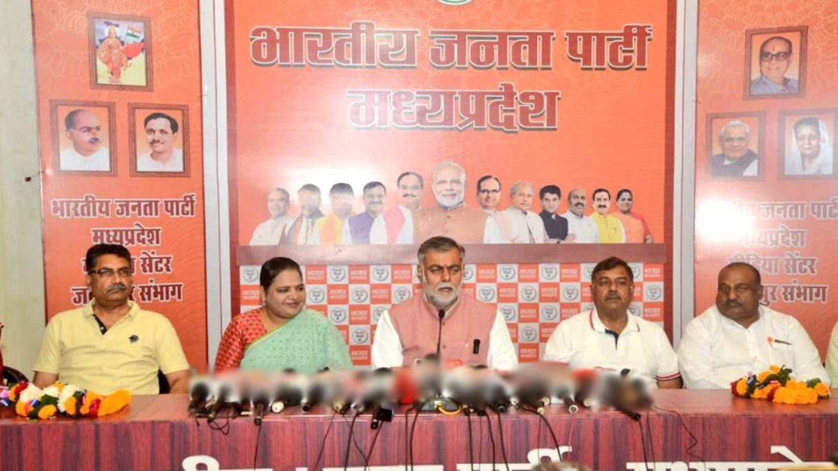 ‘कांग्रेस परिवारवाद के चक्कर में पागल हो गई’: केंद्रीय मंत्री प्रहलाद बोले- दिग्विजय तुष्टीकरण की राजनीति में अंधे हो चुके हैं, MP में शराबबंदी को लेकर कही ये बड़ी बात