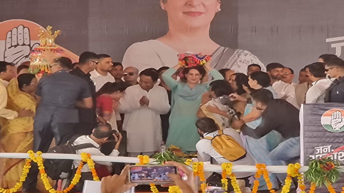 प्रियंका गांधी की फिसली जुबान: धार में भाषण के दौरान इंदिरा गांधी को बताया ‘महापुरुष’, फिर कही ये बात…