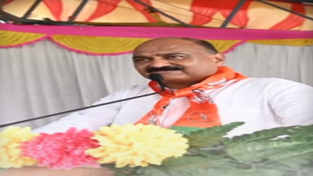 BJP विधायक की बदजुबानी; कांग्रेस नेता को मंच से दी गांव में कोहराम मचाने की धमकी, VIDEO वायरल
