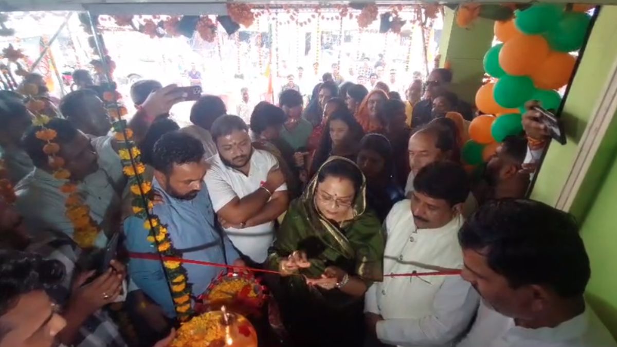 बुधनी में BJP कार्यालय का उद्घाटन: CM की पत्नी और बेटे ने किया गणेश पूजन, कार्तिकेय ने कहा- हनुमान जी कांग्रेस प्रत्याशियों को सद्बुद्धि दें